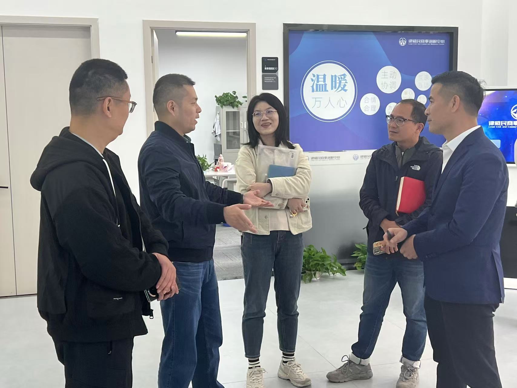 拱墅區(qū)祥符街道黨工委副書(shū)記姚亦文一行蒞臨建華律威民商事調(diào)解中心調(diào)研指導(dǎo)