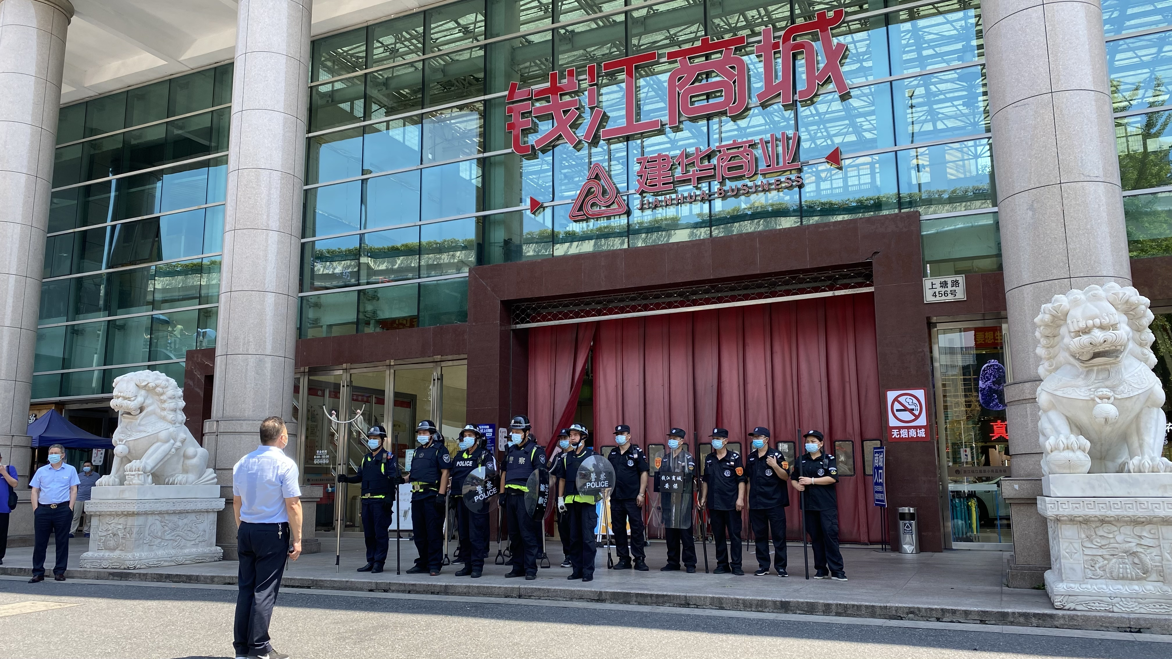 錢江商城聯(lián)合大關派出所和水晶城 開展反恐防暴演練